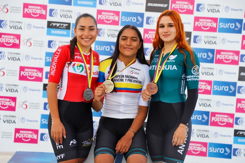 La antioqueña Stefany Cuadrado (centro), campeona de los 500 metros, junto a la vallecaucana Nathalia Martínez (i) y la antioqueña Liz Sánchez.