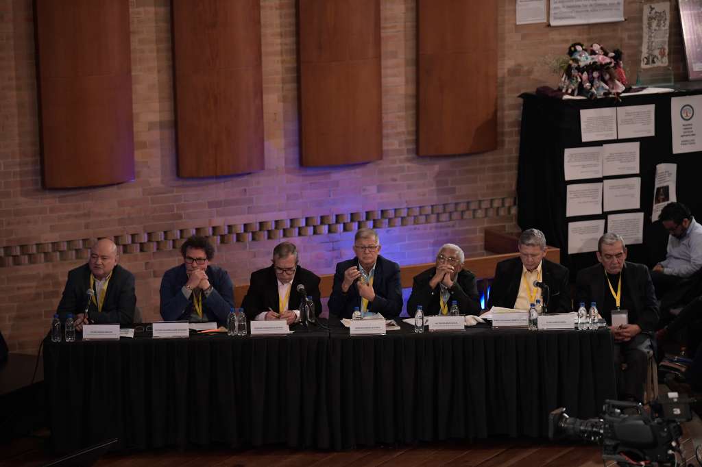 Julián Gallo Cubillos, Pastor Alape, Rodrigo Londoño, Rodrigo Granda, Milton de Jesús Toncel, Pablo Catatumbo y Jaime Alberto Parra, miembros del antiguo secretariado de la extinta guerrilla Farc, admitiendo su responsabilidad por los miles de secuestros durante la segunda jornada de audiencias de reconocimiento ante víctimas y Magistrados de la JEP.
