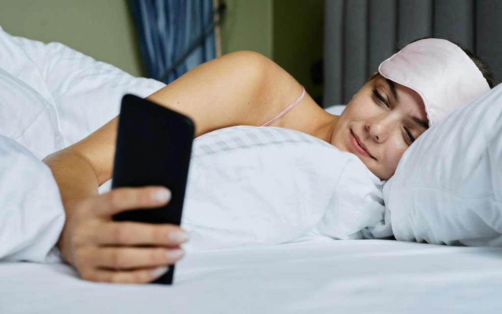 Revisar el celular justo al despertar puede traer efectos negativos para tu reloj biológico y otros aspectos importantes de tu salud.