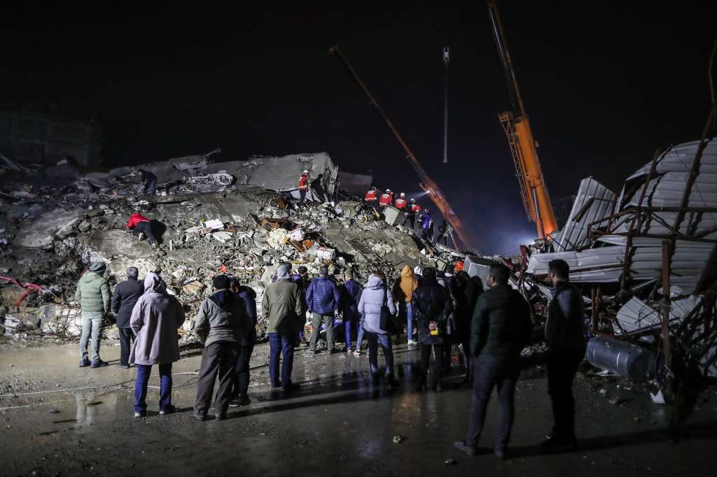 Hatay (Turkey), 06/02/2023.- Emergency personnel during a search and rescue operation at the site of a collapsed building after an earthquake in Iskenderun district of Hatay, Turkey, 06 February 2023. Two earthquakes struck southern Turkey close to the Syrian border on 06 February 2023. Thousands of people have died and more than seven thousand have been injured in Turkey, according to AFAD, theTurkish Disaster and Emergency Management Presidency. (Terremoto/sismo, Siria, Turquía, Estados Unidos) EFE/EPA/ERDEM SAHIN