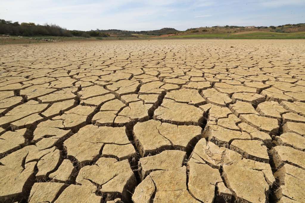 NABEUL (Tunisia), 05/06/2026.- (FILE) - A view of a dry and cracked ground at the Chiba dam in the governorate of Nabeul due to rising temperatures and lack of rain, in Nabeul, Tunisia, 01 April 2023 (reissued on 05 June 2026). United Nations Environment Programme (UNEP) holds annually on 05 June World Environment Day, a global platform to support environmental causes. In 2026, it will be hosted by the Republic of Azerbaijan. (Azerbaiyán, Túnez) EFE/EPA/MOHAMED MESSARA
