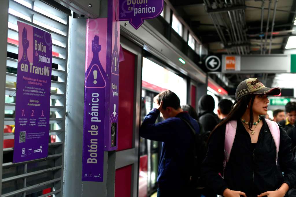 Botón de Pánico ubicado en la estación Universidades-City U de Transmilenio, una apuesta por la protección de la mujer en Bogotá.
