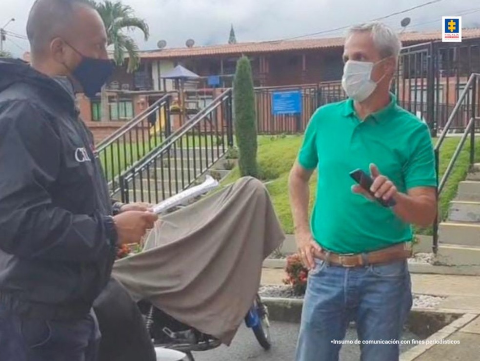 Un agente del CTI, de chaqeta negra, captura al exalcalde de Calima-Darién, de camiseta verde y jean.