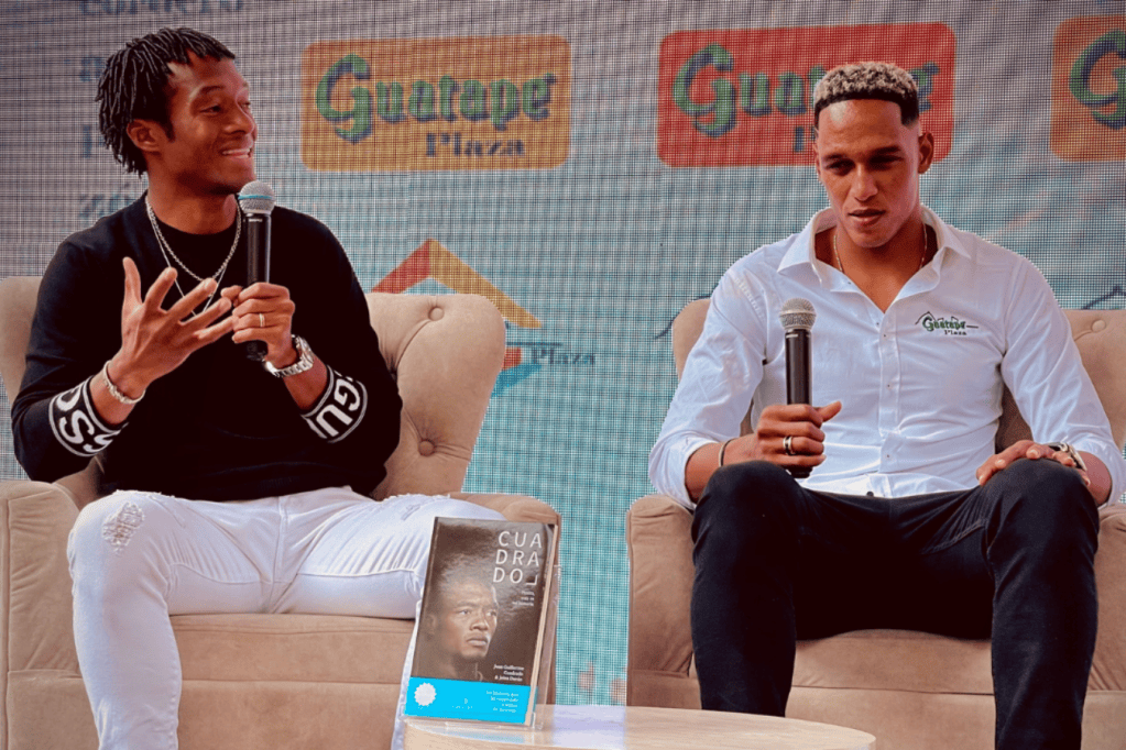 Juan Guillermo Cuadrado (izquierda) y Yerry Mina aprovecharon su paso por Colombia para anunciar su inversión en el proyecto Guatapé Plaza.