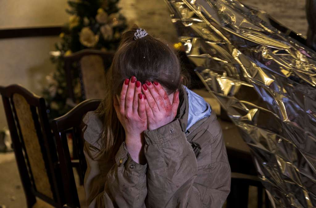 Kharkiv (Ukraine), 10/01/2024.- An injured woman reacts after an overnight Russian rocket attack in Kharkiv, Ukraine, 10 January 2024. At least 10 people, including one foreign journalist, were injured as a result of two rockets hitting the downtown area of the eastern Ukrainian city of Kharkiv, according to State Emergency Service reports. Russian troops entered Ukrainian territory in February 2022, starting a conflict that has provoked destruction and a humanitarian crisis. (Rusia, Ucrania) EFE/EPA/SERGEY KOZLOV