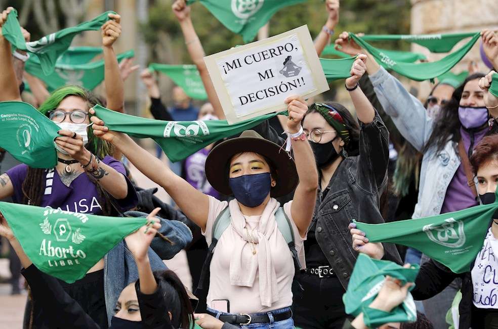 Manifestante gritaron consignas en favor del aborto durante una movilización en el marco del Día de Acción Global por el acceso al Aborto Legal y Seguro hoy, en Bogotá (Colombia). Colectivos feministas hicieron un recorrido por la capital colombiana para pedir que el aborto sea despenalizado en el país.