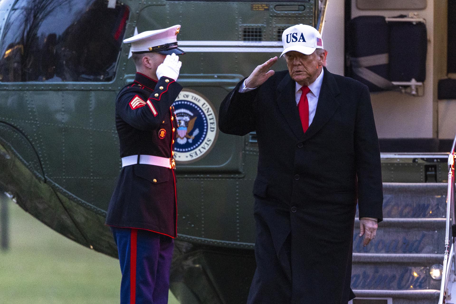 WASHINGTON (United States), 14/01/2026.- US President Donald J. Trump steps off Marine One on the South Lawn of the White House in Washington, DC, USA, 13 January 2026. President Trump was traveling to Detroit, Michigan where he toured a plant and delivered remarks at the Detroit Economic Club. EFE/EPA/SHAWN THEW / POOL