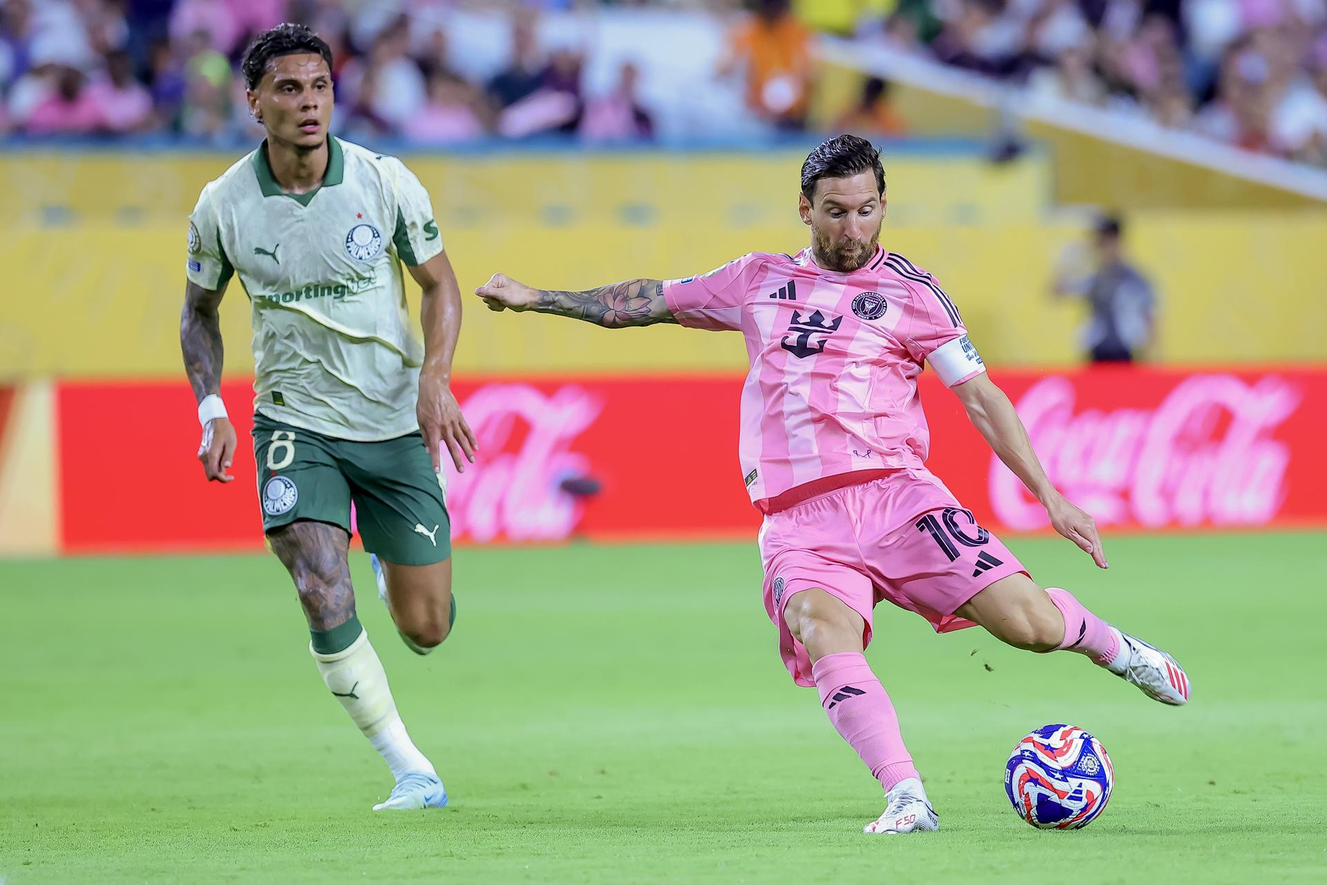 MIAMI GARDENS (United States), 24/06/2025.- Lionel Messi (R) of Inter Miami takes a shot on goal against Richard Rios (L) of Palmeiras during the FIFA Club World Cup 2025 match between Inter Miami and Palmeiras in Miami Gardens, Florida, USA, 23 June 2025. (Mundial de Fútbol) EFE/EPA/CRISTOBAL HERRERA-ULASHKEVICH
