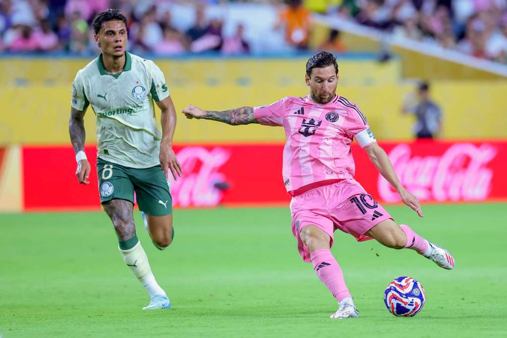 MIAMI GARDENS (United States), 24/06/2025.- Lionel Messi (R) of Inter Miami takes a shot on goal against Richard Rios (L) of Palmeiras during the FIFA Club World Cup 2025 match between Inter Miami and Palmeiras in Miami Gardens, Florida, USA, 23 June 2025. (Mundial de Fútbol) EFE/EPA/CRISTOBAL HERRERA-ULASHKEVICH