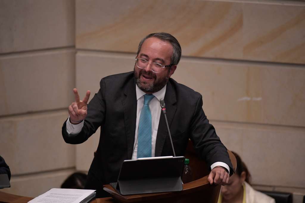 Congresista, miembro de la Cámara de Representantes durante el debate sobre el Plan Nacional de Desarrollo.
