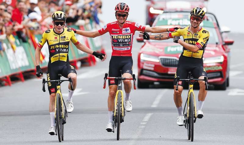 De izquierda a derecha: Jonas Vingegaard (campeón del Tour de Francia), Sepp Kuss (campeón de la Vuelta a España) y Primoz Roglic (campeón del Giro de Italia). 