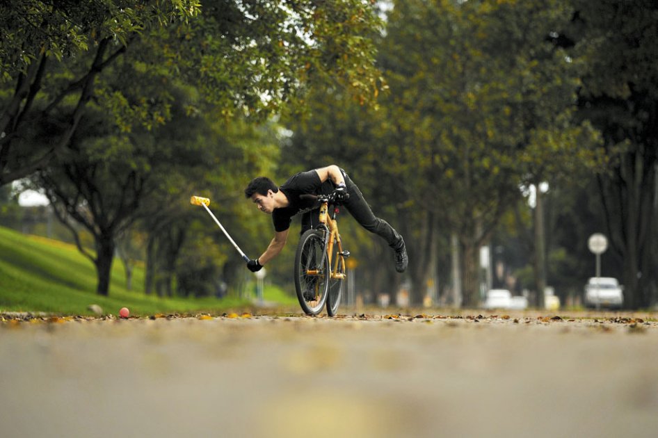 Javier Gustavo Suárez practicando bike polo en una ciclorruta de la ciudad.