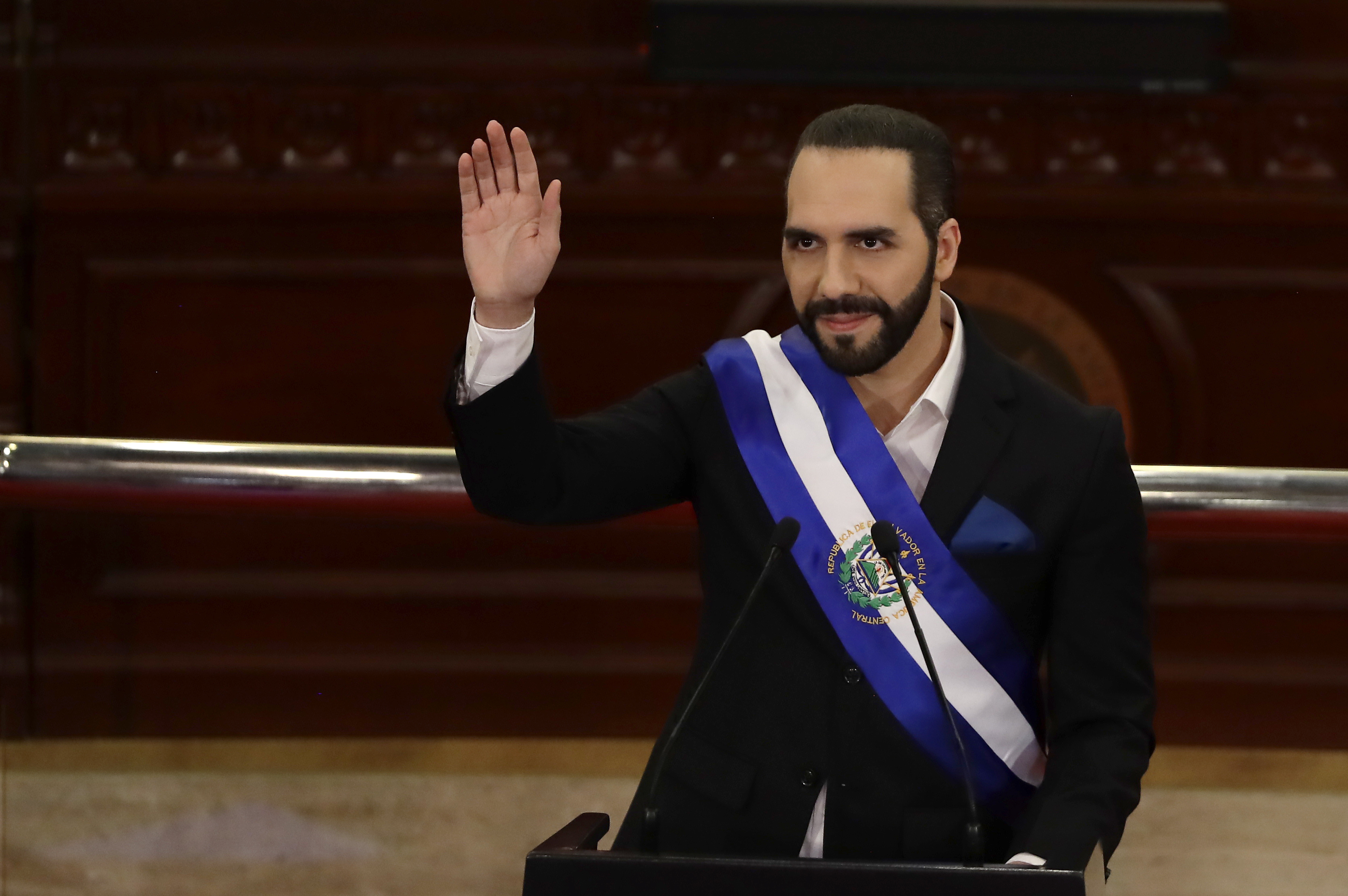 AME4074. SAN SALVADOR (EL SALVADOR), 01/06/2022.- El presidente salvadoreño Nayib Bukele pronuncia hoy un discurso durante la sesión plenaria de informe a la nación por su tercer año de Gobierno, en la Asamblea Legislativa en San Salvador (El Salvador). EFE/Rodrigo Sura