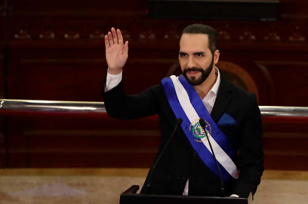AME4074. SAN SALVADOR (EL SALVADOR), 01/06/2022.- El presidente salvadoreño Nayib Bukele pronuncia hoy un discurso durante la sesión plenaria de informe a la nación por su tercer año de Gobierno, en la Asamblea Legislativa en San Salvador (El Salvador). EFE/Rodrigo Sura