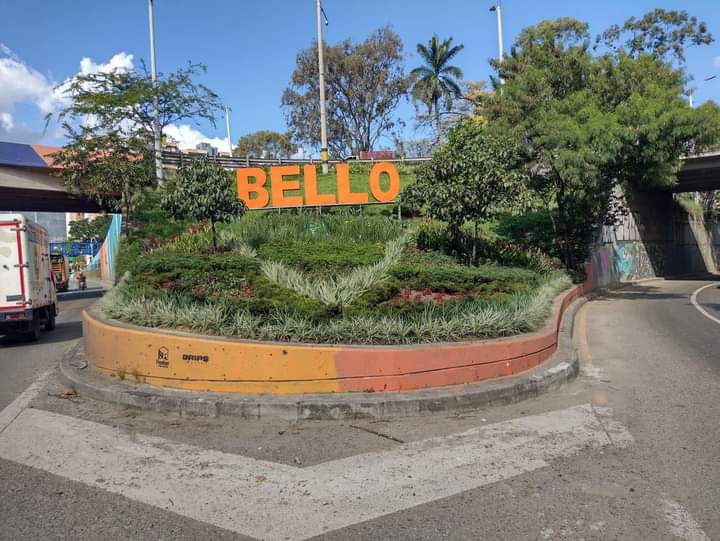 El letrero se habría puesto en una bahía cercana a una de las calles principales que ingresan al municipio.