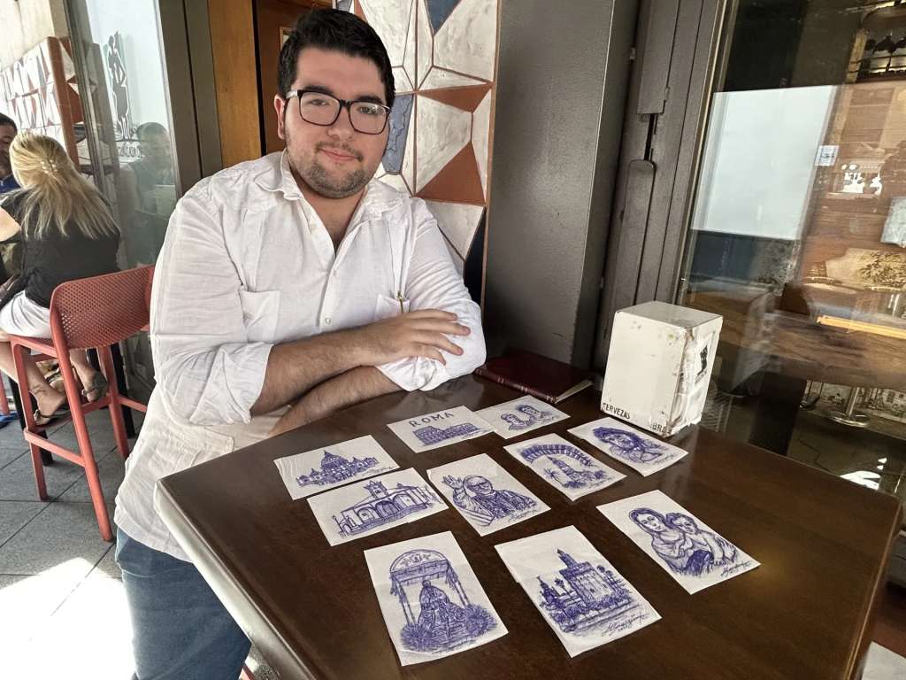 Manuel Barragán, un joven sevillano de 23 años, se ha hecho famoso en los últimos días por realizar obras de arte en servilletas de los bares de su ciudad. EFE/Fermín Cabanillas