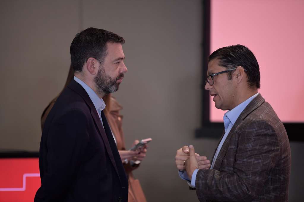 Alcalde de Bogotá y César Restrepo, secretario de Seguridad de Bogotá, durante la presentación de los resultados de la vigésimo séptima versión de la Encuesta de Percepción y Victimización 2025 (EPV), realizada por la Cámara de Comercio de Bogotá (CCB)