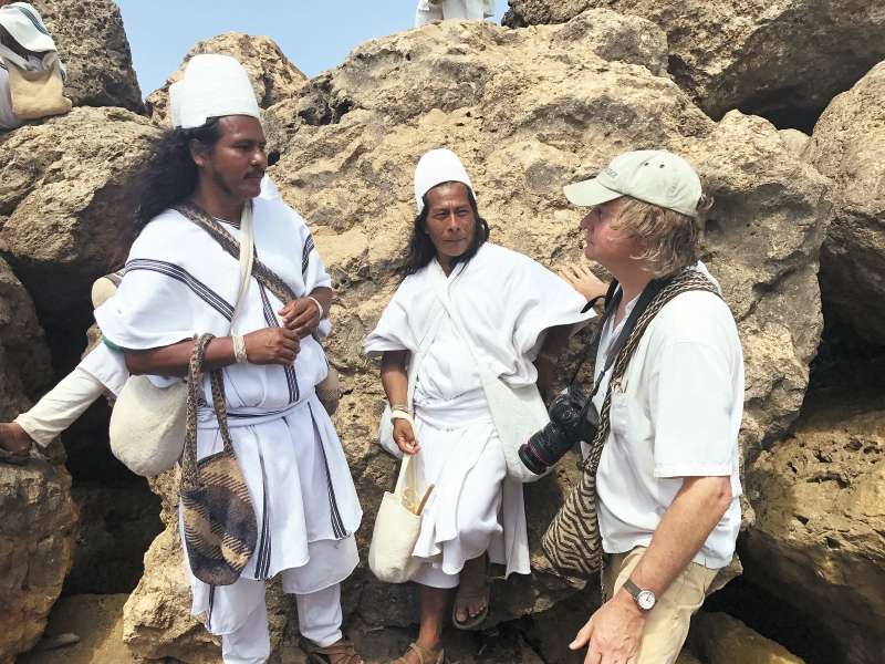 Desde que vino a Colombia procedente de Canadá, a los 14 años de edad, Wade Davis, hoy de 68, se enamoró de la cultura nacional. Aquí con indígenas de la Sierra Nevada de Santa Marta, parte de sus investigaciones sobre el mambeo de hoja de coca. / Foto de Xandra Uribe
