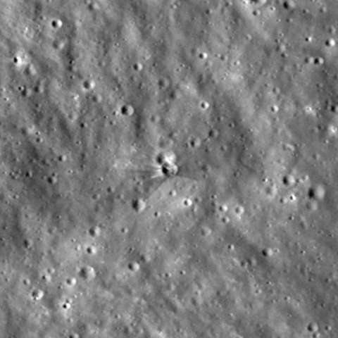 Imágenes de la NASA muestran el cráter formado por un cohete que colisionó contra la Luna