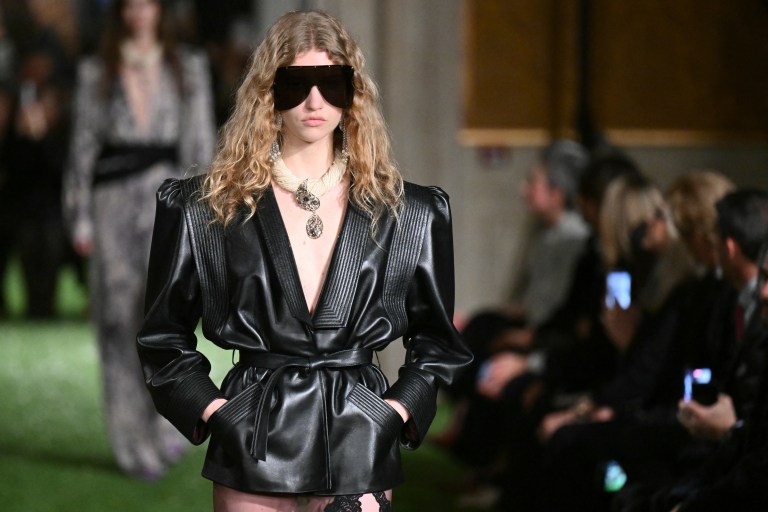 Abrigos con cinturones, sastrería y joyas XXL en la nueva colección de Valentino