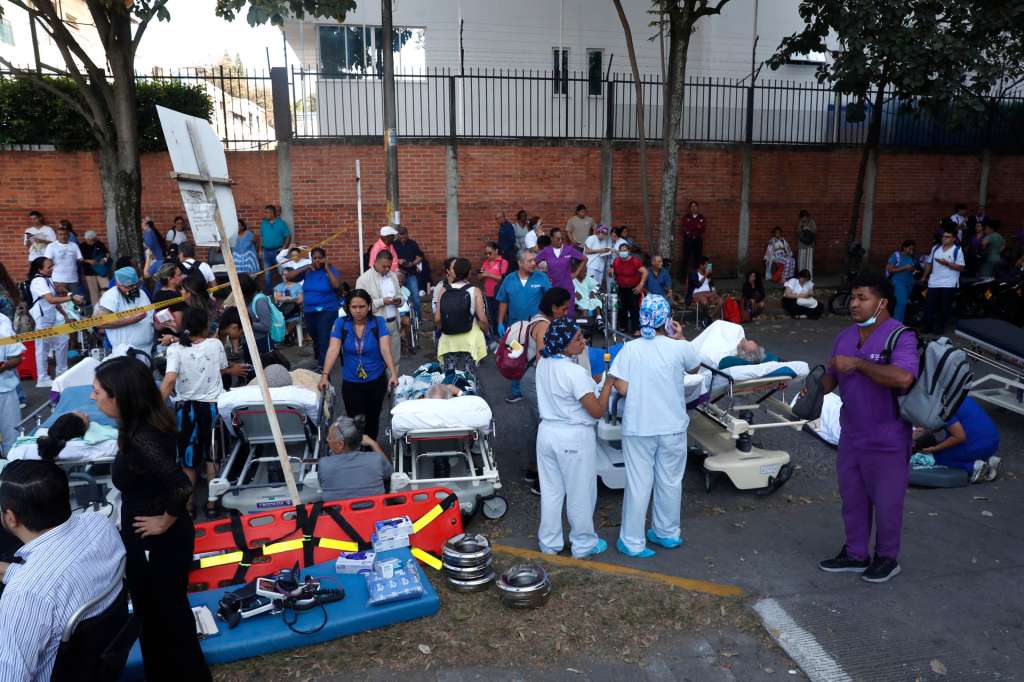 AME7690. CALI (COLOMBIA), 10/08/2026.- Pacientes evacuados de la Clínica Farallones tras el terremoto de magnitud 7,4 esperan en una calle este lunes, en Cali (Colombia). El Gobierno colombiano declaró la situación de "desastre nacional" por el terremoto que deja al menos 71 personas fallecidas en el país, 29 de ellas en ciudades capitales. EFE/ Ernesto Guzmán
