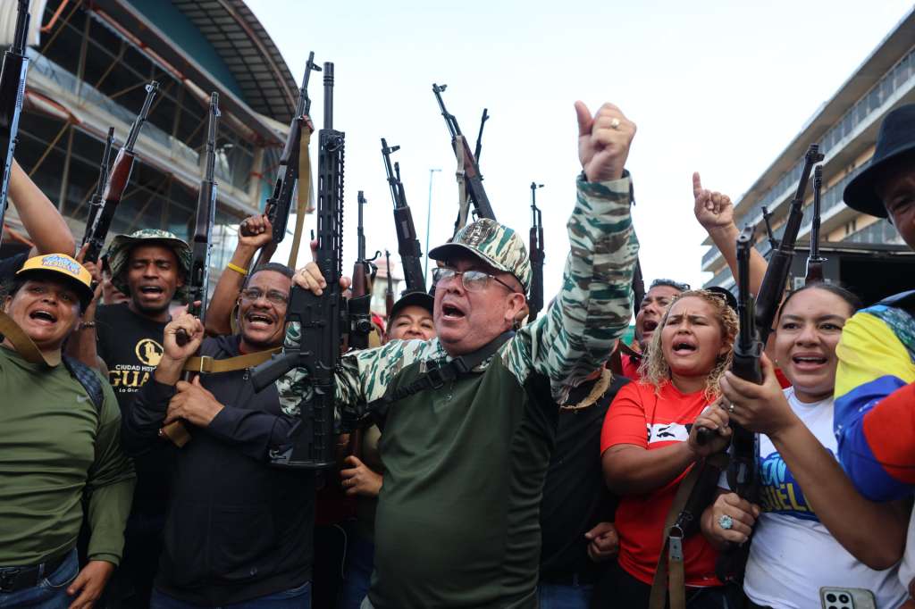 AME1839. CARACAS (VENEZUELA), 23/09/2025.- El alcalde de La Guaira, José Manuel Suárez Maldonado (c), participa en un ejercicio militar este martes, en Caracas (Venezuela). Miles de chavistas, junto con autoridades de Venezuela, se movilizaron para reiterar su disposición a "defender" al país, incluso "con las armas". EFE/ Miguel Gutiérrez