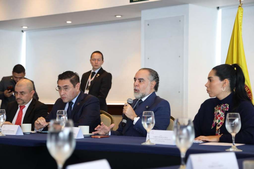Ministro del Interior, Armando Benedetti junto al presidente del CNE, Cristian Quiroz y al registrador delegado para lo electoral, Jaime Hernando Suárez.