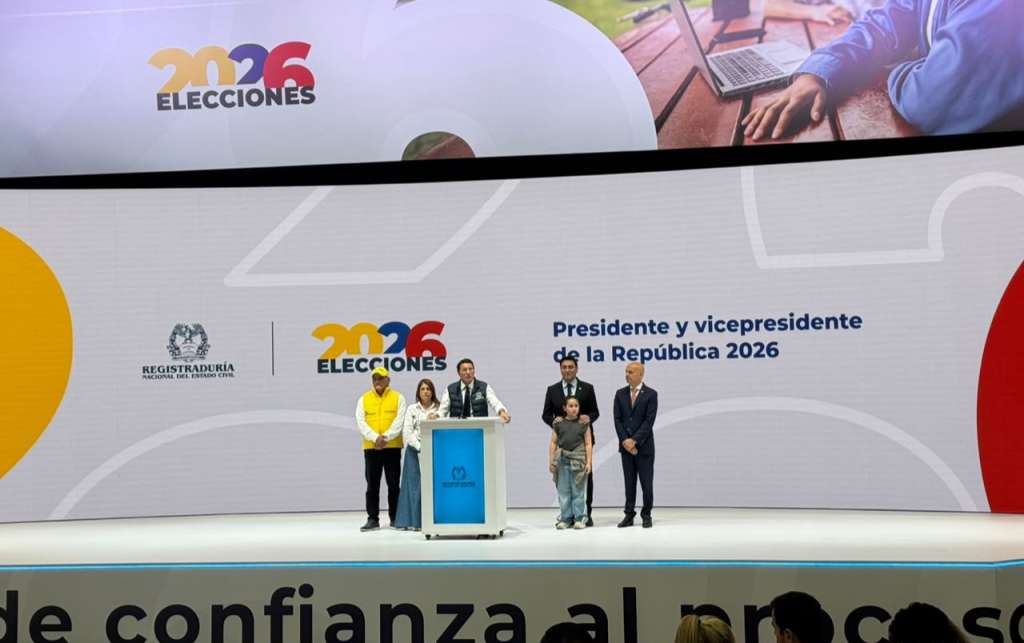 El registrador nacional, Hernán Penagos, hablando desde Corferias tras el cierre de las urnas de votación de estas elecciones presidenciales.