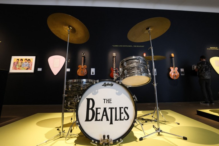 Guitarras de Kurt Cobain, los Beatles y otras reliquias del rock serán subastadas en EE. UU.