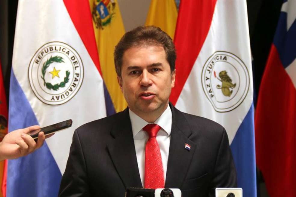 El canciller paraguayo, Luis Alberto Castiglioni, habló sobre la decisión diplomática del gobierno de su país ante la prensa. / EFE