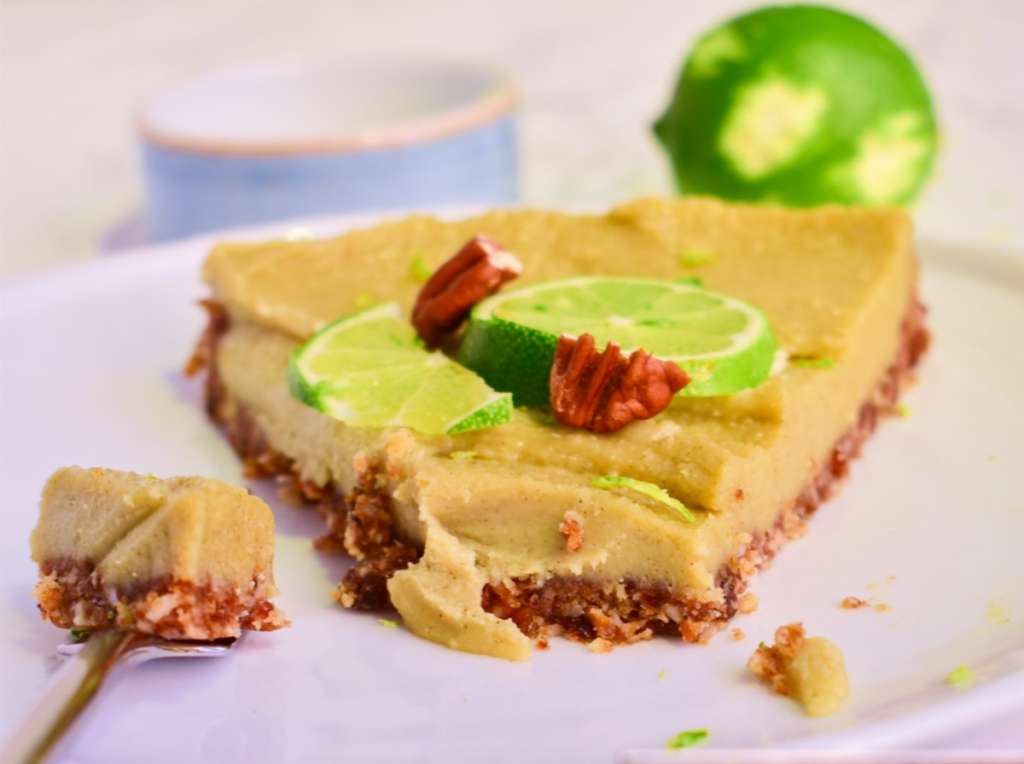 Esta receta es libre de azúcar refinada. La base es una galleta de nueces, coco y dátiles.